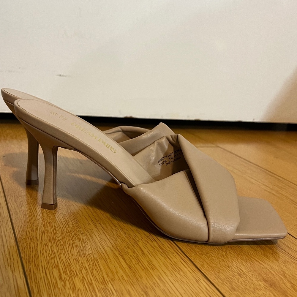 Nude square front heels, heeled mule